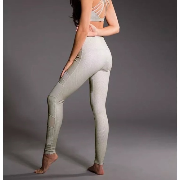 NWT! Onzie White & Gold Bondage Legging - Size XS - Picture 7 of 8